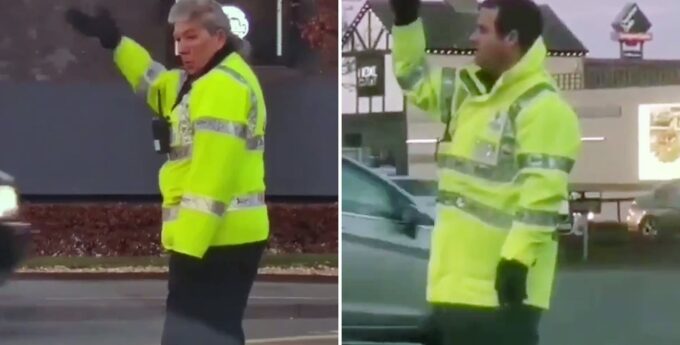 Funkcjonariusze policji kierując ruchem jednocześnie tańczą do „Pump it Up” Endora