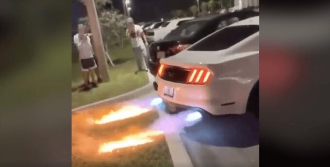 Ten Ford Mustang nie chce być elektryczny. Marchewami z wydechu podpalił sąsiadowi trawnik