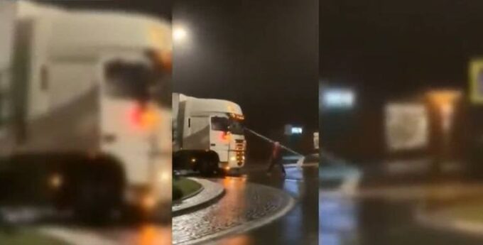 Polak zaatakował rosyjską ciężarówkę znakiem drogowym. Wbijał go w przednią szybę