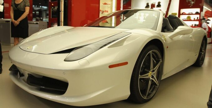Pracownik komisu doszczętnie rozbił Ferrari 458 Spider i nie powiedział o tym jego właścicielowi
