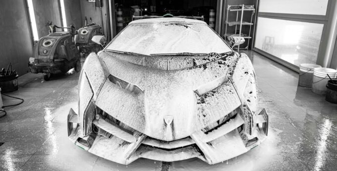 Mokry sen detailera – kąpiel Lamborghini Veneno. Zobacz jak dba się o najdroższe auta na świecie