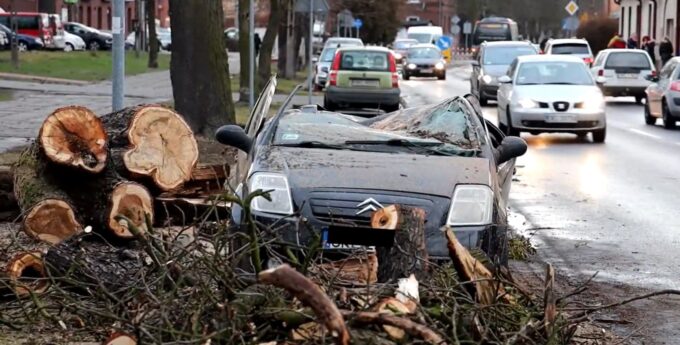 Sabina nie oszczędza również samochodów | Lepiej zaparkować pod dachem