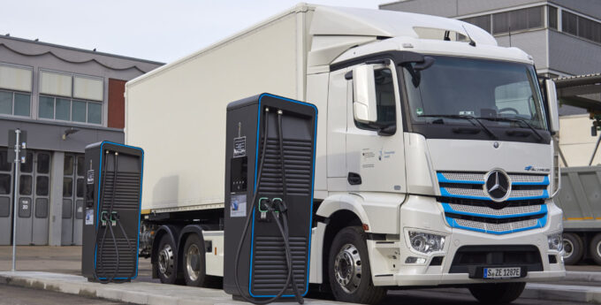 Daimler zamierza ułatwić klientom instalację infrastruktury dla elektrycznych ciężarówek
