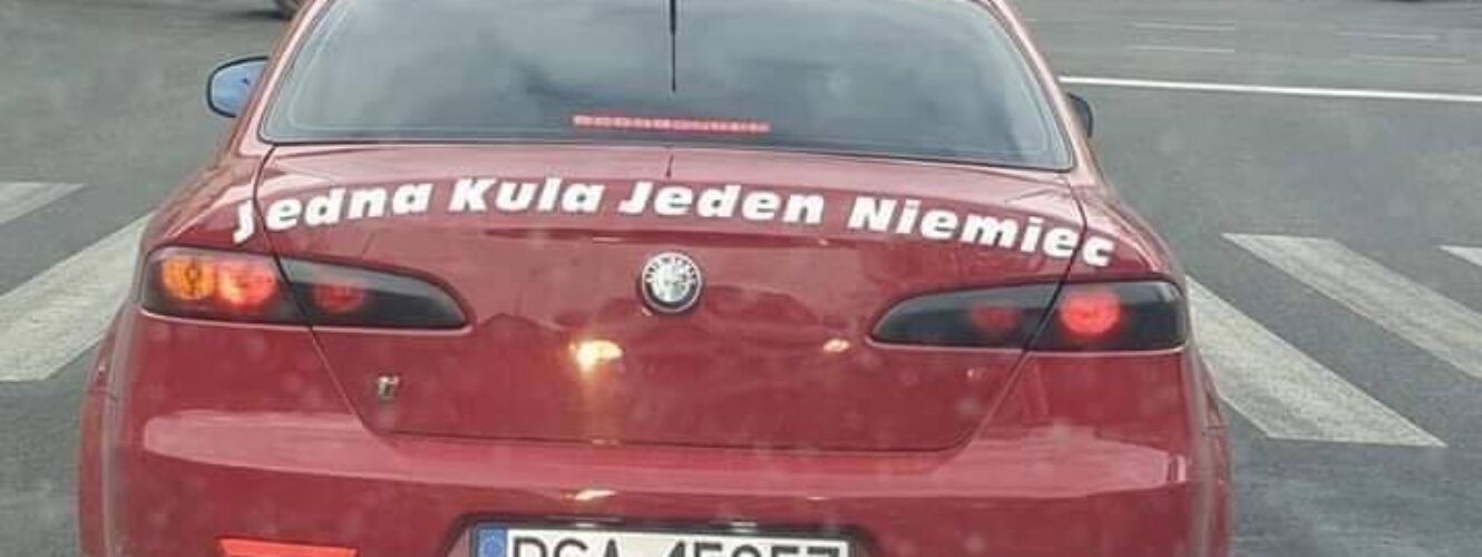 Angielskie poczucie humoru właściciela Alfy. Za ten napis może mieć spore problemy
