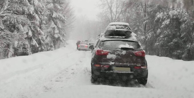 Zima w lutym zaskoczyła drogowców. Paraliż komunikacyjny – turyści nie pomagają