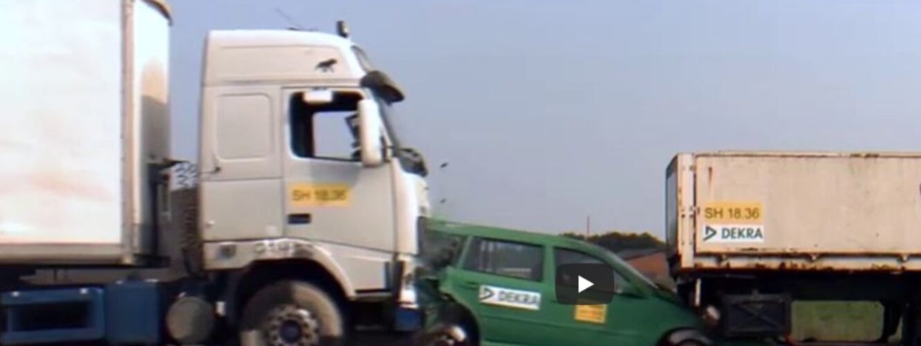 Przerażający test zderzeniowy dwóch ciężarówek i osobówki. Już przy 43 km/h kierowca nie ma absolutnie żadnych szans