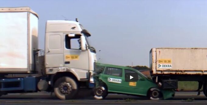 Przerażający test zderzeniowy dwóch ciężarówek i osobówki. Już przy 43 km/h kierowca nie ma absolutnie żadnych szans