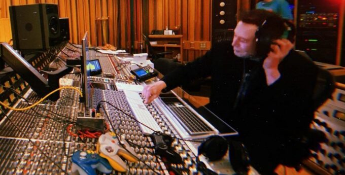 Elon Musk w swoim studio nagraniowym tworzy elektroniczną muzykę. Nowa piosenka podbija Internet