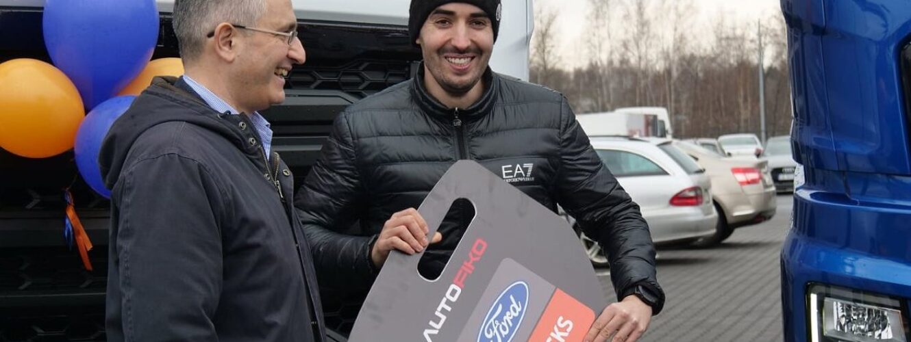 Rajdowy mistrz Europy Wojciech Chuchała odebrał kluczyki do nowej ciężarówki Ford F-MAX