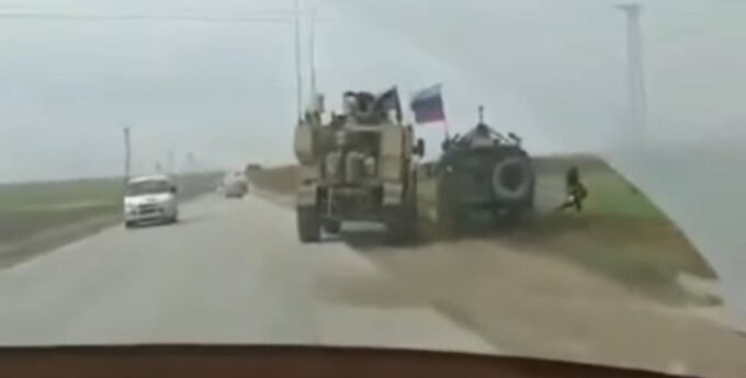 Syria: Amerykański wóz bojowy M-ATV spycha z drogi rosyjskiego Tigra
