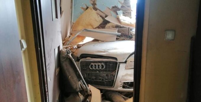Audi wjechało w dom jak Hanka w kartony. Kierowca ratował się przed kolizją z Seicento