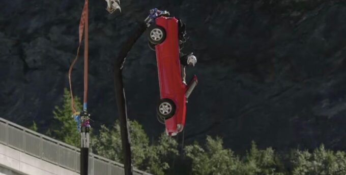 Skok na bungee za kierownicą kabrioleta to wyczyn, którego mogli podjąć się tylko w Top Gear