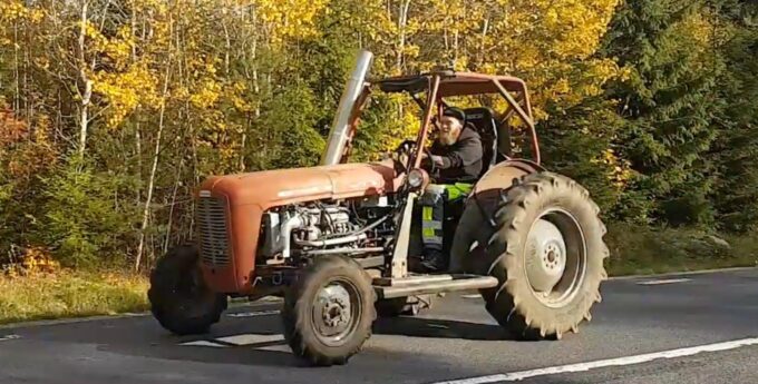 Traktor z silnikiem VR6 Volkswagena jest przygotowany do najbardziej zwariowanego sportu w Skandynawii