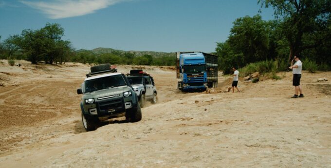 Kierowca 20-tonowej ciężarówki spędził 3 dni na pustyni, wyciągnęły go dopiero 2 najnowsze Land Rovery Defender