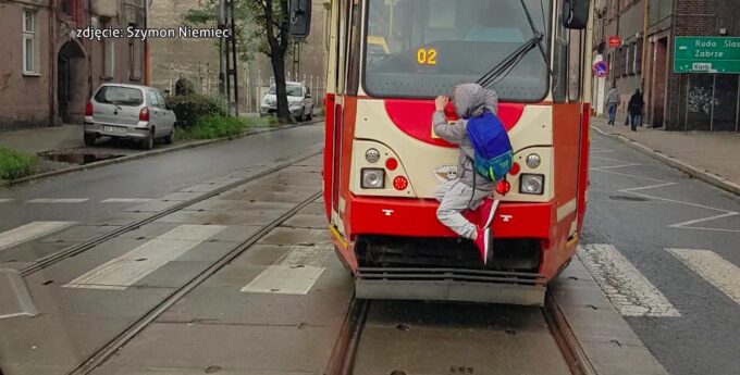 Spiderman z Bytomia. Chłopiec jechał uczepiony tramwaju, bo chciał zaimponować koleżance