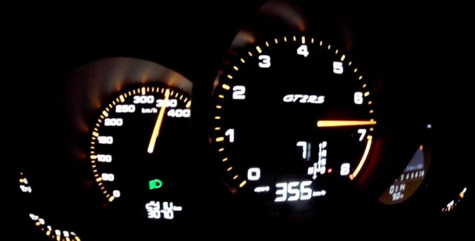 YouTuber rozpędził się do 356 km/h w Porsche 911 GT2 RS na niemieckiej autostradzie