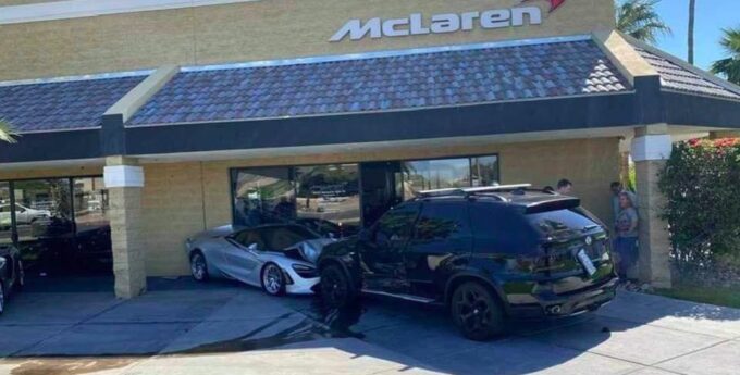Kierowca BMW X5 z pełnym impetem wpadł w salon McLarena. Wszystkiemu winny zawodnik w Hondzie