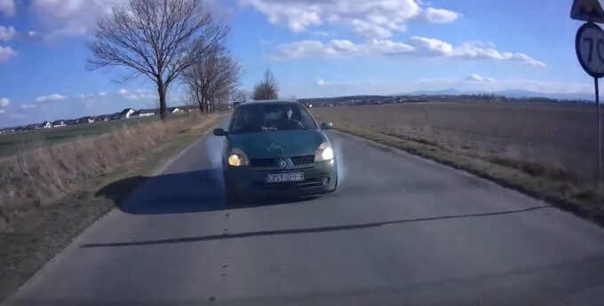 Perfidny oszust i cwaniak chciał wymusić odszkodowanie. Kierowcy pomogła kamera z tyłu pojazdu