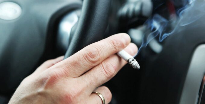papieros w samochodzie