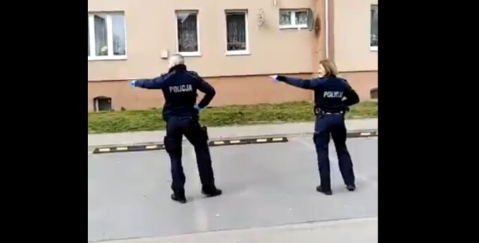 Polscy policjanci zatańczyli dla dwójki małych dzieci na kwarantannie