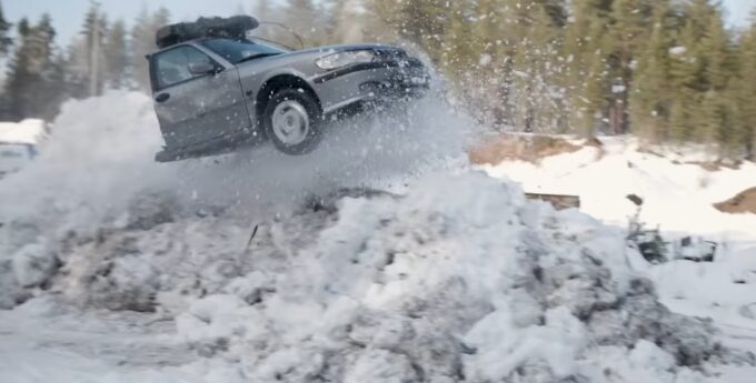 Szwedom odbiło! Jeżdżą połówkami aut i skaczą nimi na usypanych ze śniegu hopach