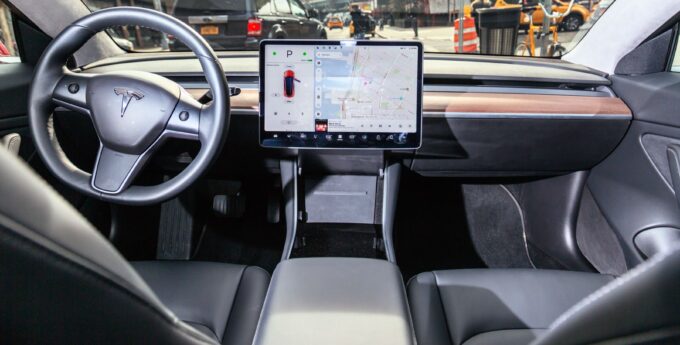 Tesla już w tym miesiącu będzie autonomicznie jeździć po miastach. Nadchodzi nowe oprogramowanie