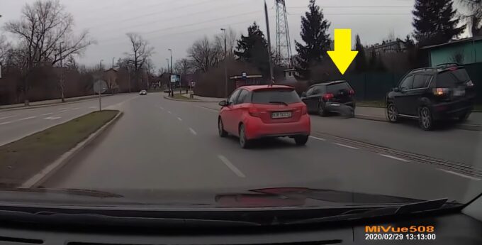 Wzorcowa obława Polaków na gałgana w Golfie, który chciał zwiać po spowodowaniu kolizji