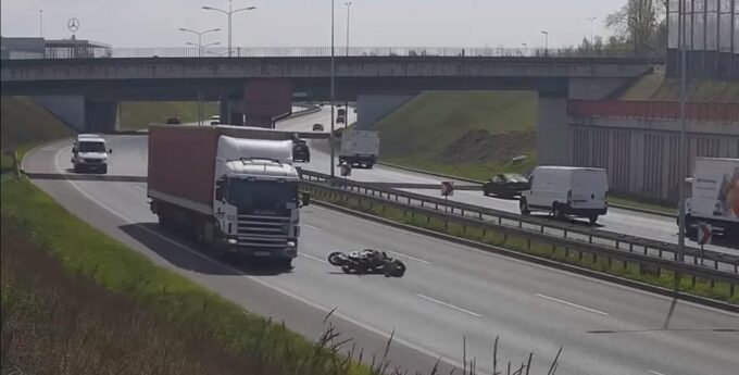 Kierowca motocykla wyglebił na zakręcie