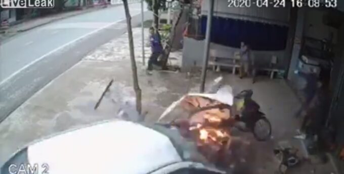 Pijany kierowca wbija płonące auto w warsztat samochodowy [wideo]