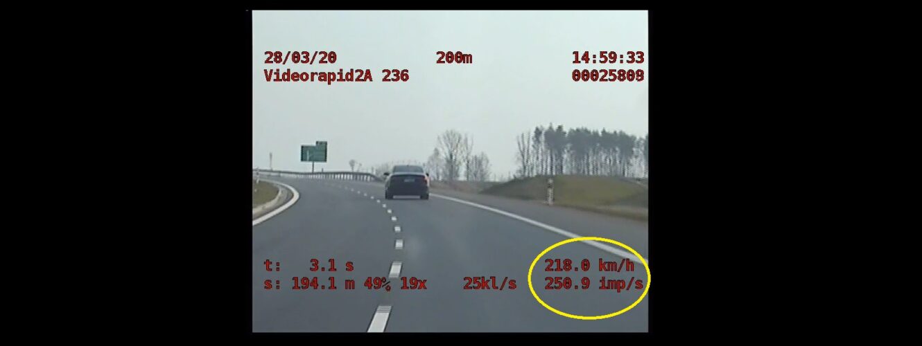 Mundurowi w nieoznakowanym BMW wyjaśnili kierowcę w Audi. Gość pomylił tor wyścigowy z autostradą i grzał ponad 200 km/h [wideo]