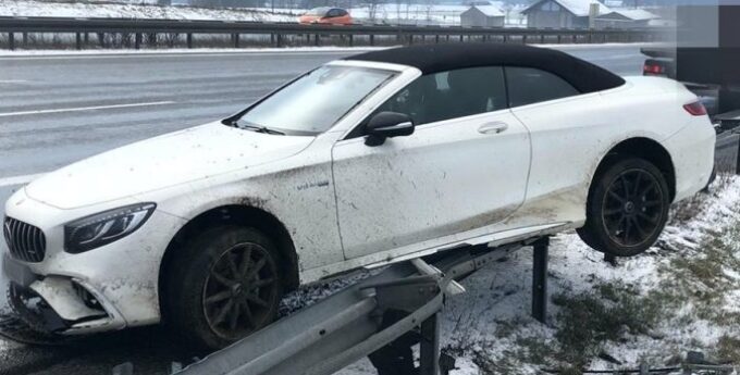 Piłkarz Bayernu Monachium miał wypadek na autostradzie. Mercedes został mocno uszkodzony