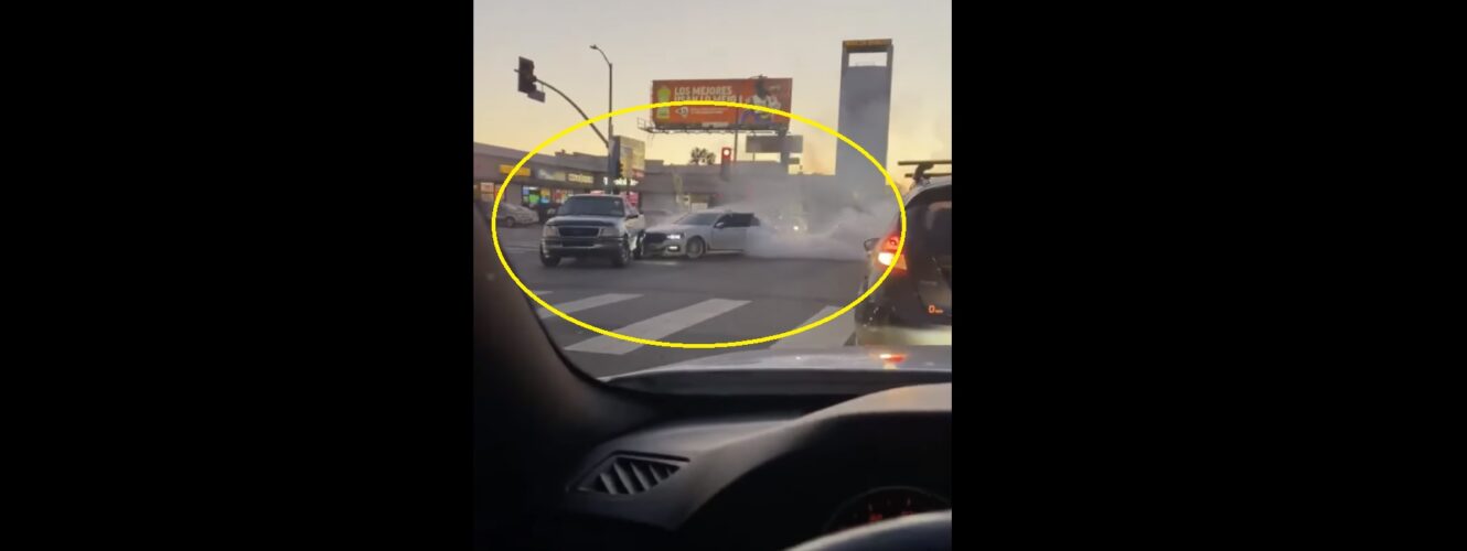 Imbecyl z BMW widowisko pali gumę i przepycha Pickupa. Po chwili odstawia jeszcze większą szopkę [wideo]