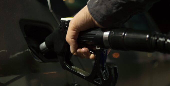Ceny ropy poszybowały w górę – czy oznacza to podwyżkę cen paliwa?