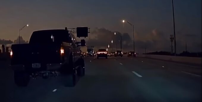 Potężny Diesel zabawia się kopcąc na Teslę podczas jazdy autostradą [wideo]