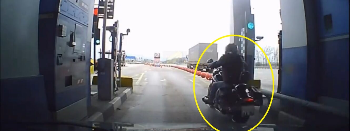 motocyklista na bramkach oszukał kierowcę samochodu