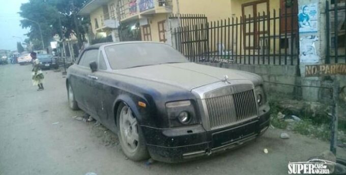 Opuszczony Rolls Royce w Afryce. Historia zapomnianego auta za milion zł.