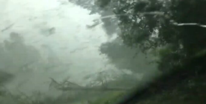 Dramatyczne nagranie z Mississippi. Utknęli niemal w sercu tornado