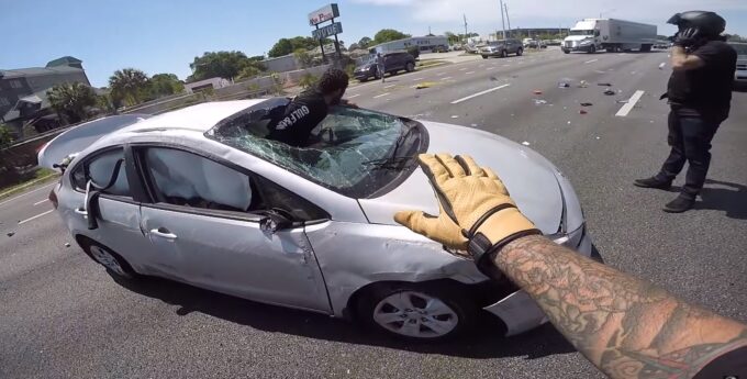 Szokujący wypadek! Dachujące auto prawie uderza w Youtuberów na motocyklach [wideo]