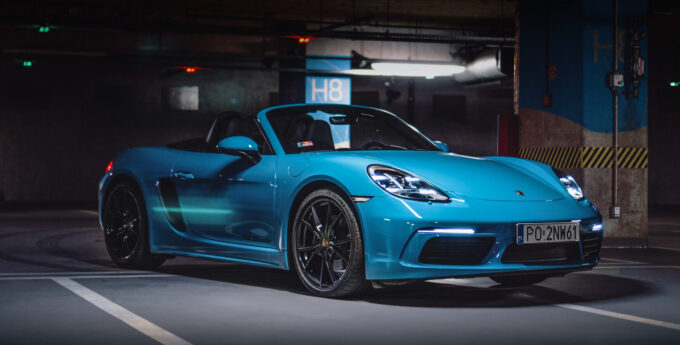 Dlaczego Porsche 718 Boxster jest fajniejszym, młodszym bratem droższej 911?