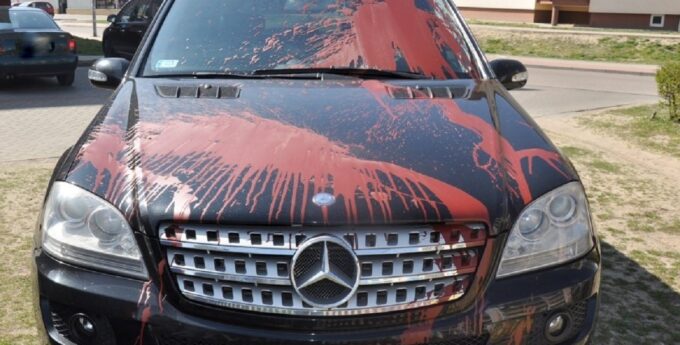 Mercedes oblany farbą