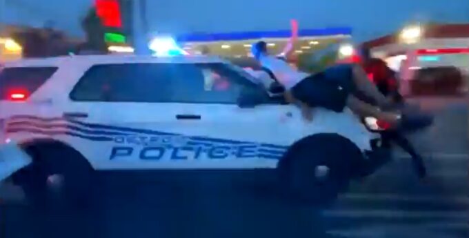 Policyjny SUV rozjeżdża protestujących w Detroit