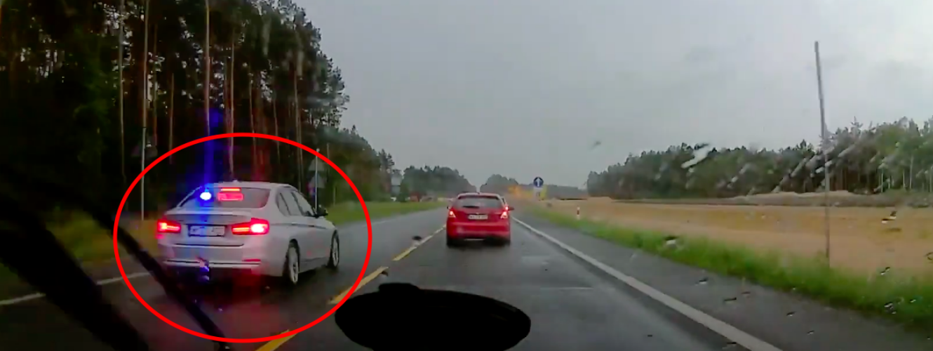 Tak się spieszył, że nie zauważył w lusterku grupy SPEED. Geniusz w Oplu wpadł na własne życzenie