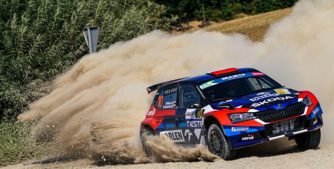 Rajd Lipawy: Oliver Solberg kończy dzień na prowadzeniu. Mikołaj Marczyk zmieniał kapcia na oesie