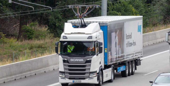 Niemiecka autostrada z siecią trakcyjną dla tirów