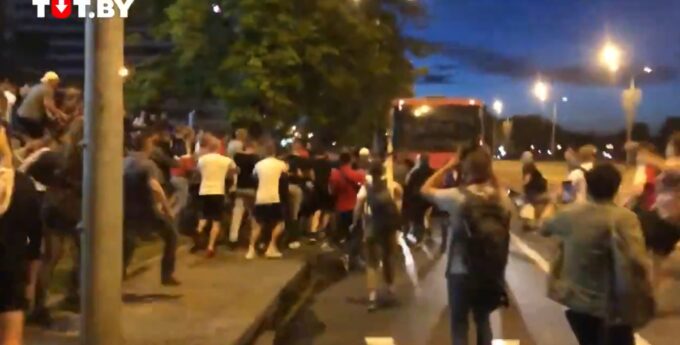 Zamieszki na Białorusi. Ciężarówka staranowała protestujących
