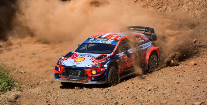 WRC Rajd Turcji: Sebastien Loeb prowadzi w tureckim wyrypie. Kajetanowicz drugi w WRC 3
