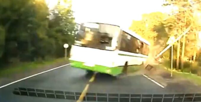 Kierowca autobusu wykonał szalony manewr