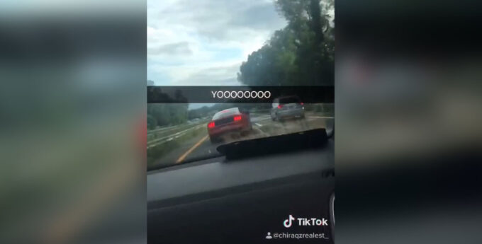 Kierowca Mustanga doprowadza do wypadku