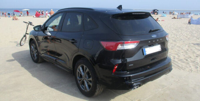 Niemiec zaparkował SUV-a na plaży w Świnoujściu