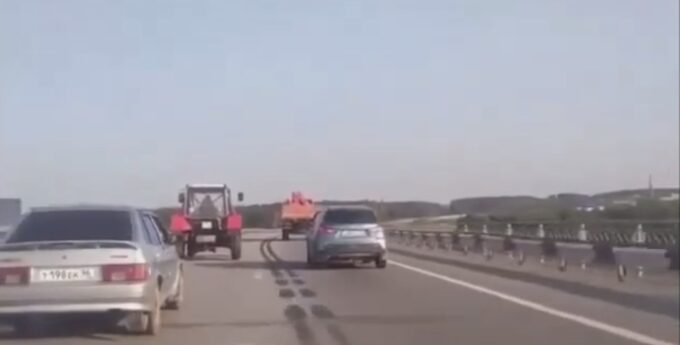 Można się lekko zdziwić. Lecisz sobie spokojnie „stówką” na autostradzie, a tu nagle z lewej wyprzedza cię… traktor!